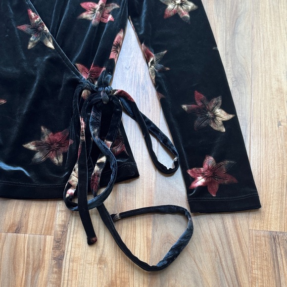 & Other Stories • Floral Velvet Wrap Blouse - Picture 4 of 6
